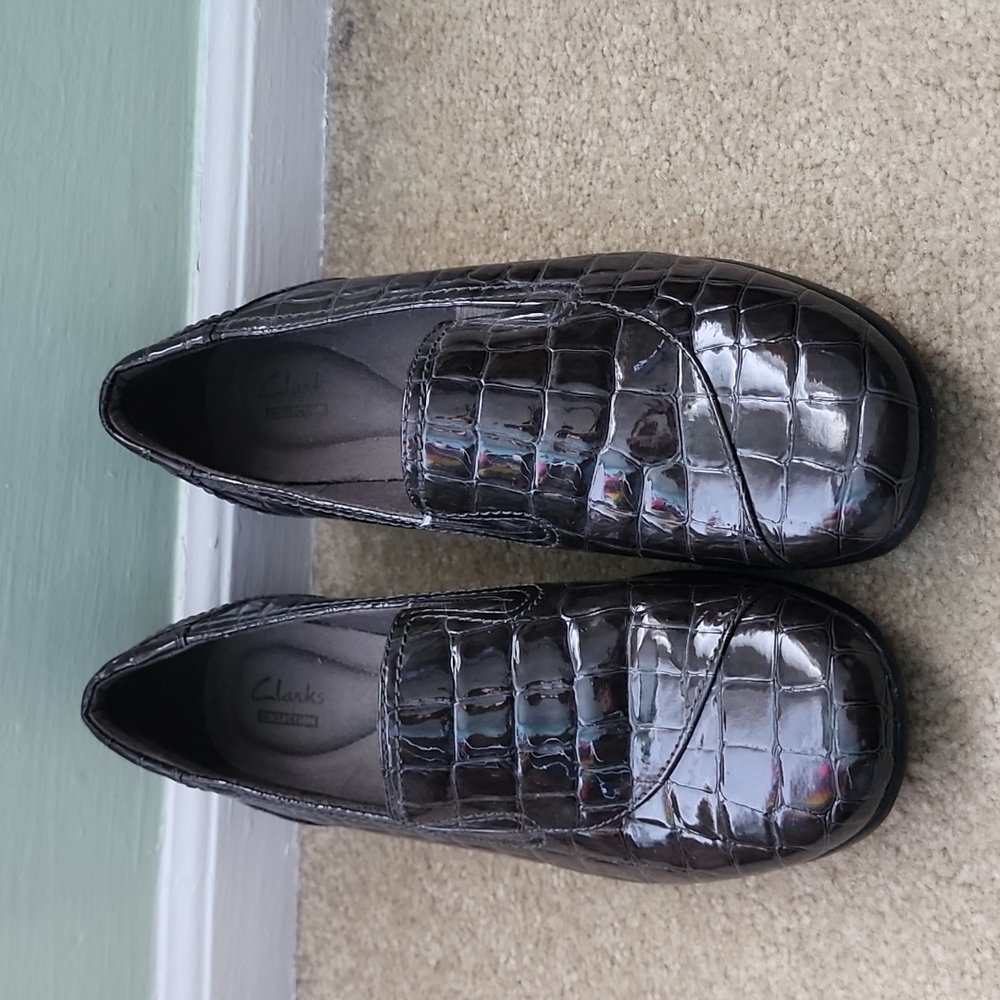 Clarks Shoes Womens 7.5 M  Loafers Brown Croc Print. Like brand new.